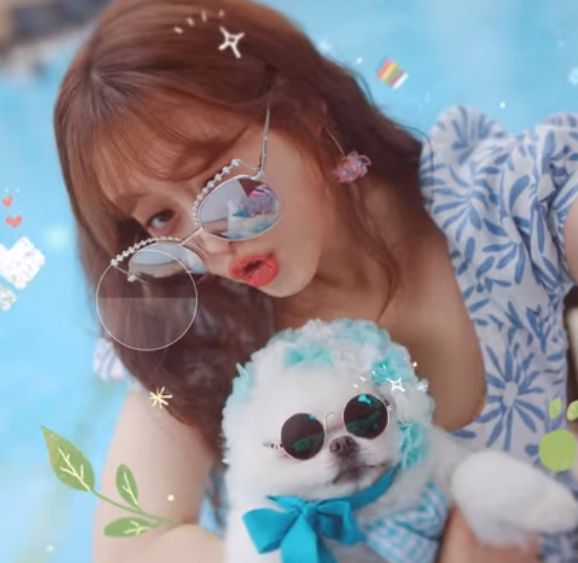 Atriz Go Ara que interpretou Gu Rara segurando a cadelinha Mimi no colo.